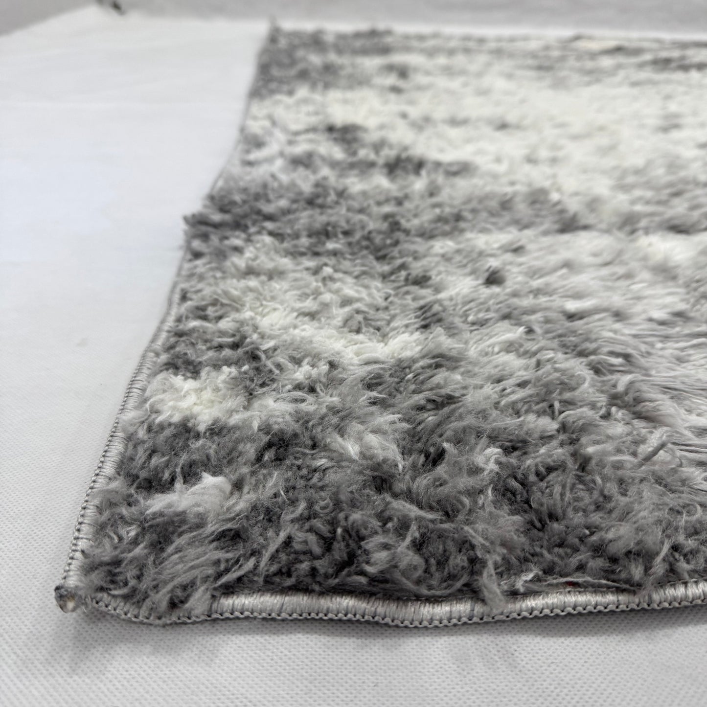 7ft x 9ft Modern Shaggy Persian Rug - Koshani Puffy, Abstract Grey and White Design