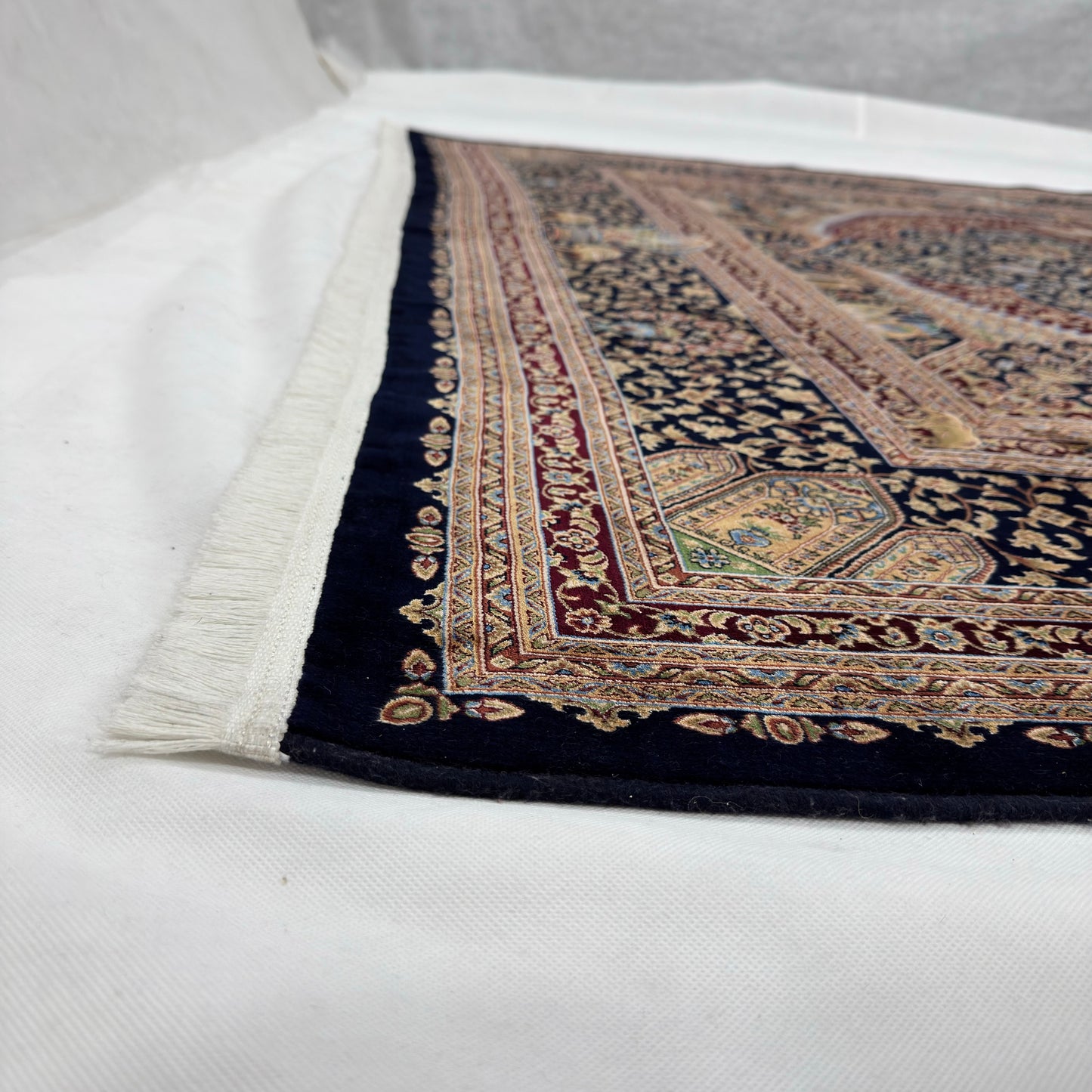Persian Isfahan Medallion Pure Silk Abresham Rug 7 ft x 10 ft | 1600 Reed